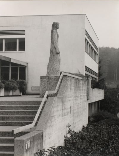 Schreitende Frauenfigur