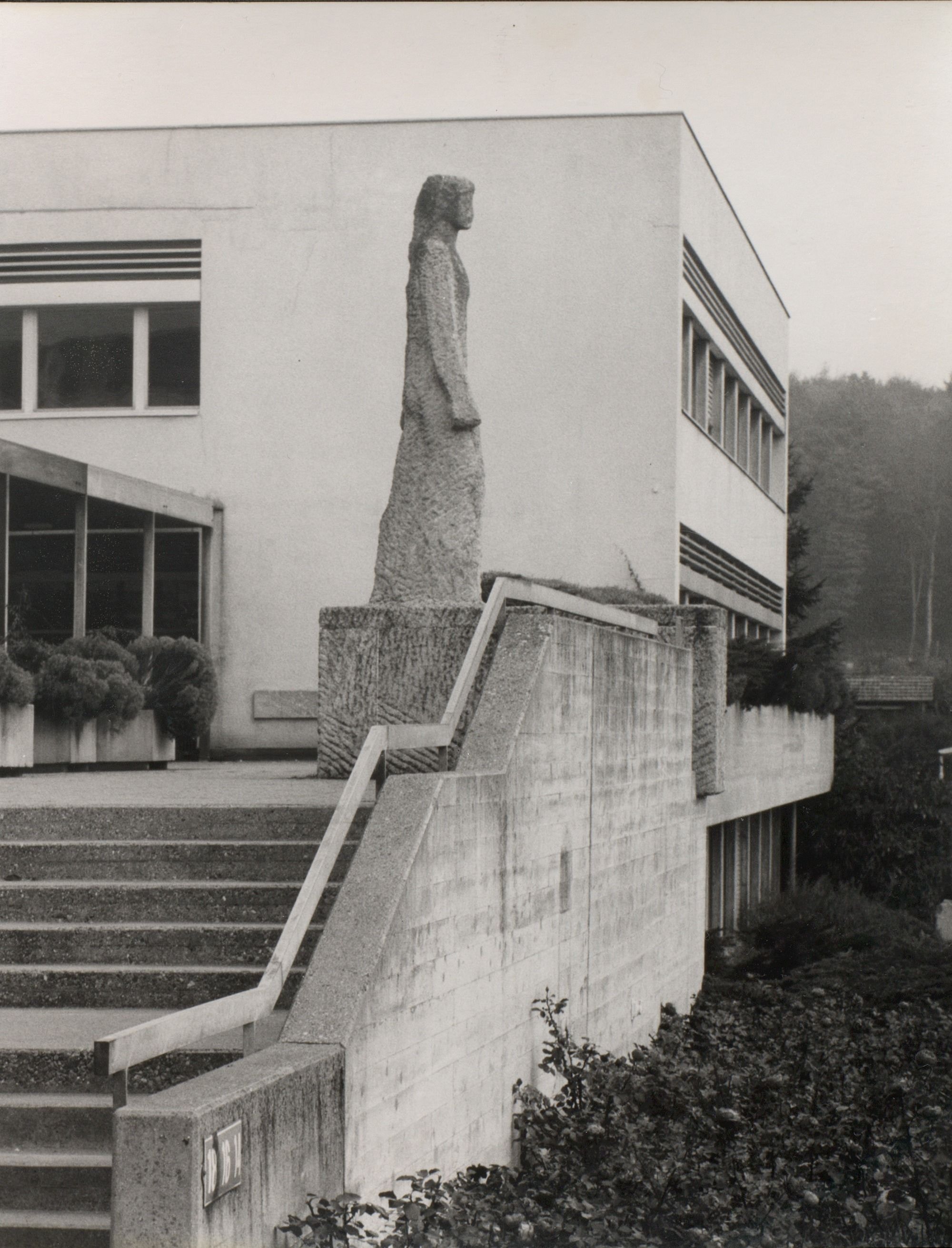 Schreitende Frauenfigur – More views 1