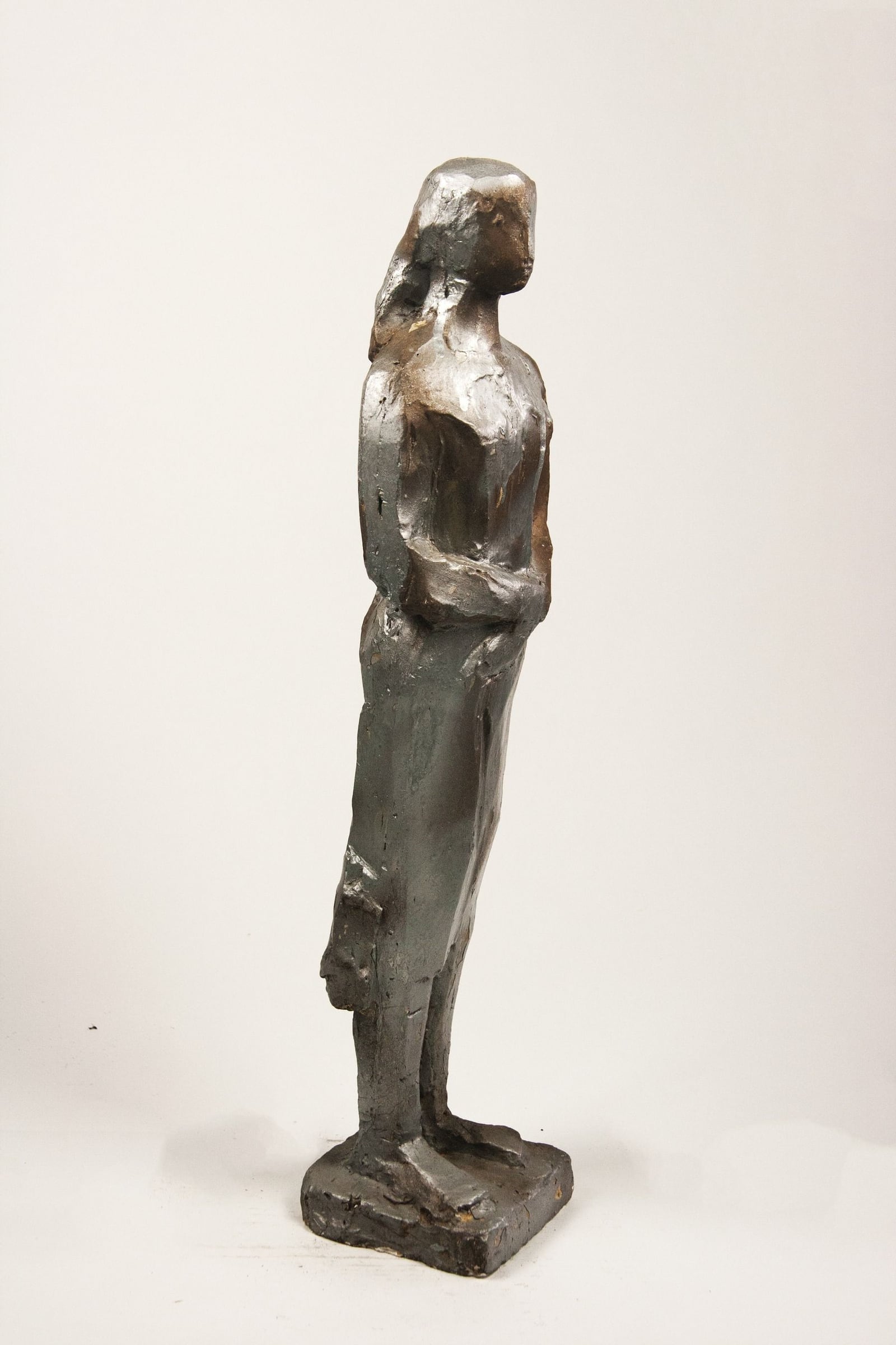 Frauenfigur mit gekreuzten Armen – More views 2