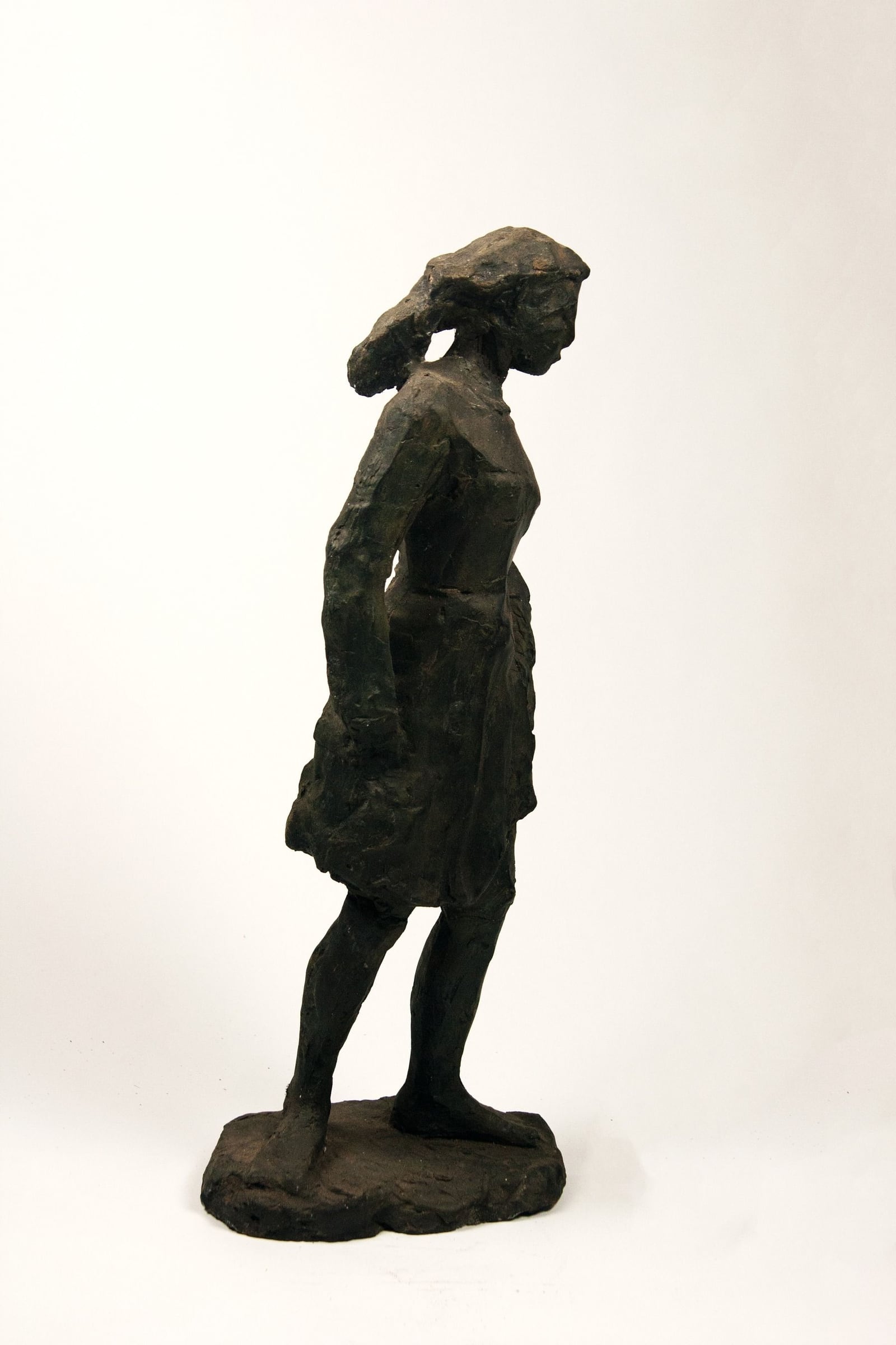 Watende Frauenfigur – More views 2
