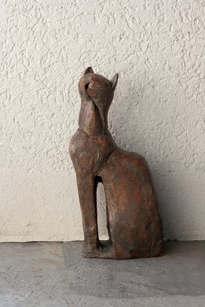 grosse Katze auf Sockel