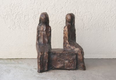 Mädchen auf Bank