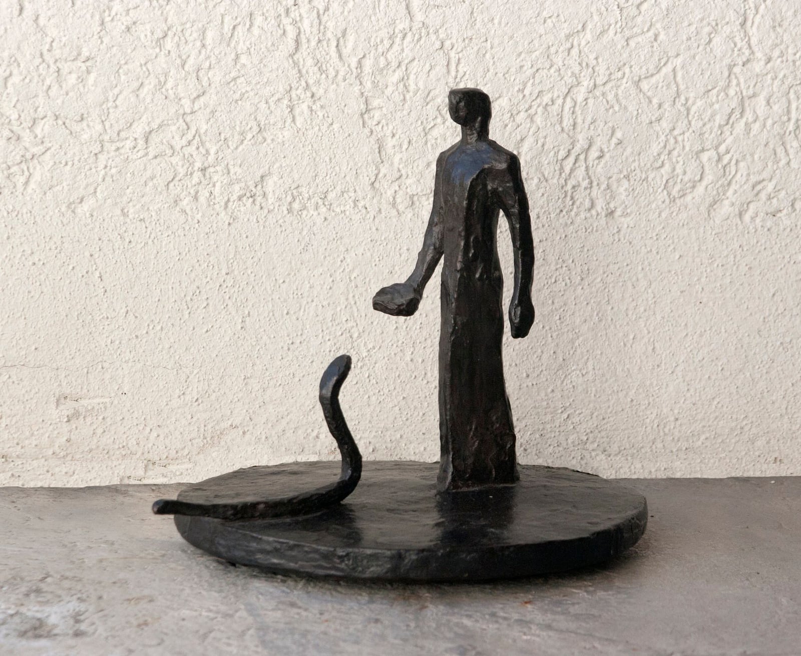 Kleine Figur mit Schale und Schlange – More views 2