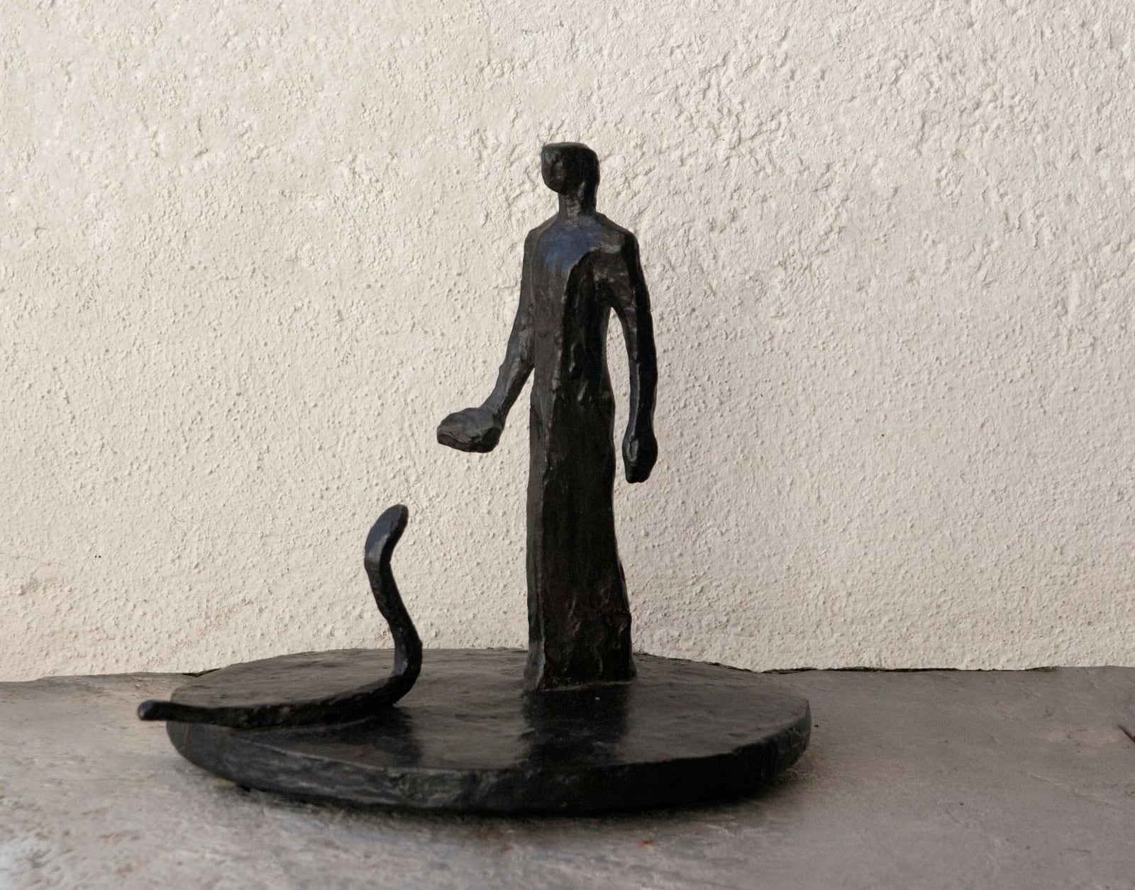 Kleine Figur mit Schale und Schlange – More views 1