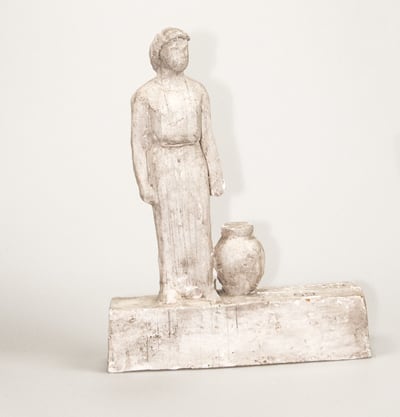 Frauengestalt mit Krug