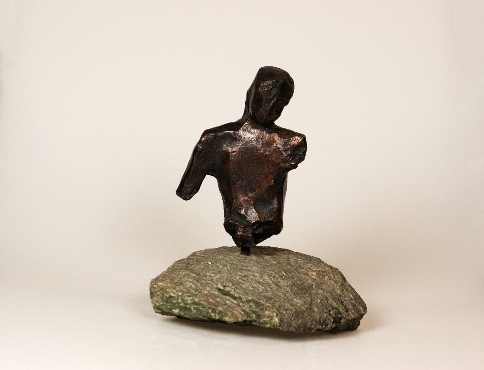 Frauentorso auf Stein – More views 1